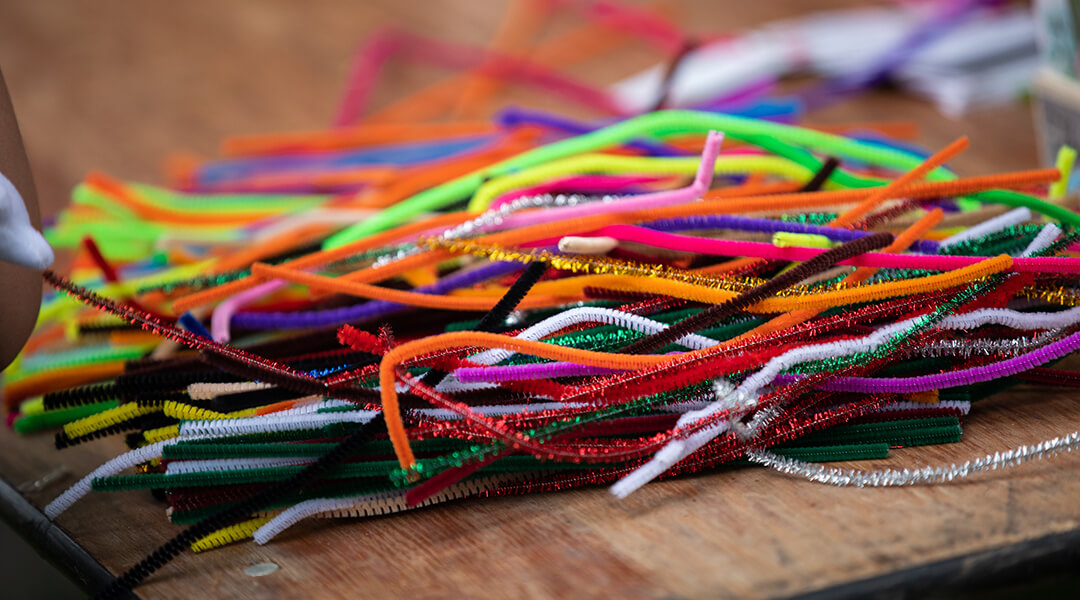 A bundle of pipe cleaners on a table.